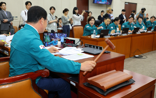 18일 국회에서 열린 행정안전위원회 전체회의에서 국민의힘 의원들이 의사진행 발언을 요청하는 가운데 신정훈 위원장이 의사봉을 두드리고 있다. [연합뉴스 제공]